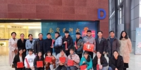 5日，南京医科大学留校过年的台湾学生获赠春节大礼包。　朱晓颖　摄 - 江苏新闻网