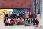 5日，南京医科大学留校过年的台湾学生获赠春节大礼包。　朱晓颖　摄 - 江苏新闻网