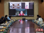 5日，台湾学生家长通过视频连线和学生们通话。　朱晓颖 摄 - 江苏新闻网