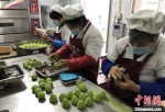 手工青团，是江南地区过年最常见的美食之一。　孙权 摄 - 江苏新闻网