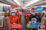 中国中铁电气化局连徐高铁参建员工在G8305列车上合影留念。　温兆晴 摄 - 江苏新闻网