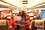 参与建设连徐高铁的建设者代表受邀乘坐首趟列车。　温兆晴 摄 - 江苏新闻网