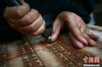 扬州工匠演示雕版技艺。扬州运河文化投资集团供图 - 江苏新闻网