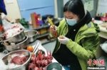 动物园的饲养员们为动物们准备了丰富的年饭。图片来源：南京红山森林动物园官网 - 江苏新闻网