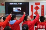 孩子们用歌声表达他们的祝福。　泱波 摄 - 江苏新闻网