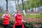 5公里迷你马拉松跑步现场。方南 摄 - 江苏新闻网