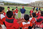 张文山在指导孩子们打球。　朱晓颖　摄 - 江苏新闻网
