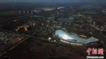 2021年扬州世园会国际馆亮相，犹如一条“江豚”遨游山水间。　王玉青　摄 - 江苏新闻网