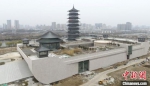 扬州大运河博物馆顶部有5个亭子，从空中俯瞰，呈“五亭”拱月景象。　孟德龙 摄 - 江苏新闻网