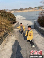 宿迁市民带着孩子在古黄河公园内游玩。 - 江苏新闻网