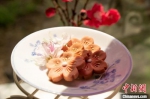 学工处公寓管理服务中心的老师们制作“樱花甜品”，为春日增加了一丝甜意。　董瑞文 摄 - 江苏新闻网
