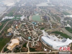 国际馆是扬州世园会的“点睛之笔”，从远处看形似一条游动的“大鱼”。　孟德龙 摄 - 江苏新闻网