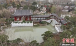 北京园以同月共济为设计主题，将老北京的天棚、鱼缸、遛鸟等老北京的幸福生活和文化元素以园艺的形式呈现给游客。　孟德龙 摄 - 江苏新闻网