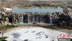 民众参观扬州世园会“梦幻叠瀑”时称，此景虽由人作，宛如天开。　孟德龙 摄 - 江苏新闻网