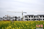 姚集镇陈井村新型农村社区二期工程将要竣工，5月份农民就可以住进别墅。　朱志庚 摄 - 江苏新闻网