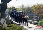 3月29日，江苏扬州举行生态葬集中安放仪式，33名逝者获敬意与礼遇。　崔佳明 摄 - 江苏新闻网