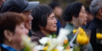 4月2日，烈士亲属们走进纪念馆，迎接英雄“回家”。　郁兴　摄 - 江苏新闻网