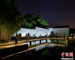 游客夜游苏州。（资料图）　钟升　摄 - 江苏新闻网