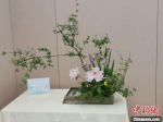 宋晓梅创作的传统插花“烟花三月”作品获金奖。　李惠瑨 摄 - 江苏新闻网