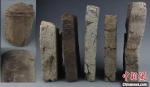 出土的纪年砖瓦。考古队提供 - 江苏新闻网