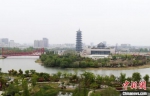 扬州中国大运河博物馆已经建成，就像一艘即将扬帆起航的船停在古运河畔。　孟德龙 摄 - 江苏新闻网
