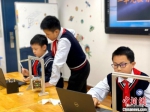 小学生也可参与到卫星研制和发射过程，令孩子们更深切地感受到科技的发展。　索浩阳 　摄 - 江苏新闻网