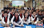 南京市后标营小学的孩子们与国外学生互动。　泱波 摄 - 江苏新闻网