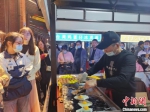 市民们在夜市上排队购买正宗的台湾小吃。　钟升 摄 - 江苏新闻网