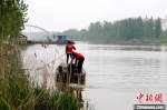 夫妻在河面上捞拾垃圾。　孔庆乐 摄 - 江苏新闻网