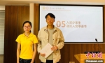 今年3月刚满18岁的东南大学经济管理学院2018级本科生齐宣畅递交入党申请书。　申冉 摄 - 江苏新闻网