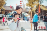 南京正心弓社的社员们教孩子们学习射箭。　李清影 摄 - 江苏新闻网