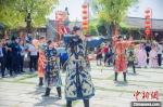 来自南京正心弓社的社员们表演传统射箭技艺。　李清影 摄 - 江苏新闻网