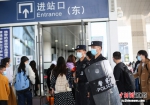 铁路特警在徐州东站进站口执勤，确保旅客进站安全有序。侯启光摄 - 江苏新闻网