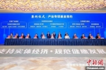 8日，在苏州国际股权投资高峰论坛上，26只基金现场签约，总金额超600亿元。　股权投资行业协会供图 - 江苏新闻网