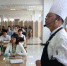 南京航空航天大学在食堂开设厨艺课。　泱波 摄 - 江苏新闻网