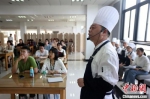 南京航空航天大学在食堂开设厨艺课。　泱波 摄 - 江苏新闻网