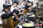 5月8日，南京航空航天大学公共选修课《南航滋味》厨艺课堂开课。　泱波 摄 - 江苏新闻网