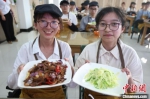 学生展示厨艺作品。　泱波 摄 - 江苏新闻网