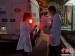 奔波在夜晚的城市，疾控工作人员不辞劳苦一家家送疫苗。　南京市鼓楼区供图 - 江苏新闻网