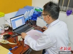 接种点的驻点人员，立刻交接、核对疫苗库存量。　南京市鼓楼区供图 - 江苏新闻网