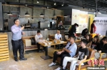 活动期间，宝岛食品产业联盟在项王故里台湾风情街举办了电商直播选品会。　王浩然　摄 - 江苏新闻网