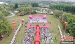 5月20日，宿迁市100位新人在该市印象黄河景区举办集体婚礼。　杨群　摄 - 江苏新闻网