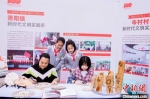 志愿者展示文明实践成果。　唐娟 摄 - 江苏新闻网