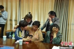 在宿豫区公安分局内，家人与叶元月回忆往事。　张华东 摄 - 江苏新闻网