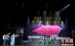 22日晚，曲艺剧《盐阜往事》在盐城市盐都区文化艺术中心成功首演。　周晨阳　摄 - 江苏新闻网