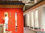 施工人员在“紫禁城与大运河”展馆进行内装修。　崔佳明 摄 - 江苏新闻网