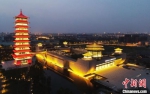 　扬州中国大运河博物馆亮灯美轮美奂。　孟德龙 摄 - 江苏新闻网