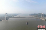 6月30日，五峰山长江大桥南北公路接线开通。当天，航拍中的五峰山长江大桥在蓝天白云的映衬下蔚为壮观。　泱波 摄 - 江苏新闻网
