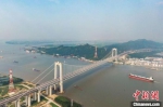 6月30日，五峰山长江大桥南北公路接线开通。当天，航拍中的五峰山长江大桥在蓝天白云的映衬下蔚为壮观。　泱波 摄 - 江苏新闻网