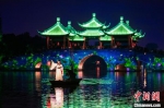 再现唐代诗人徐凝笔下的“天下三分明月夜，二分无赖是扬州”的盛景。　纪凯 摄 - 江苏新闻网